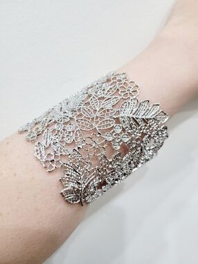 Brand New Silver Tone Leaf Pattern Bangle Bracelet